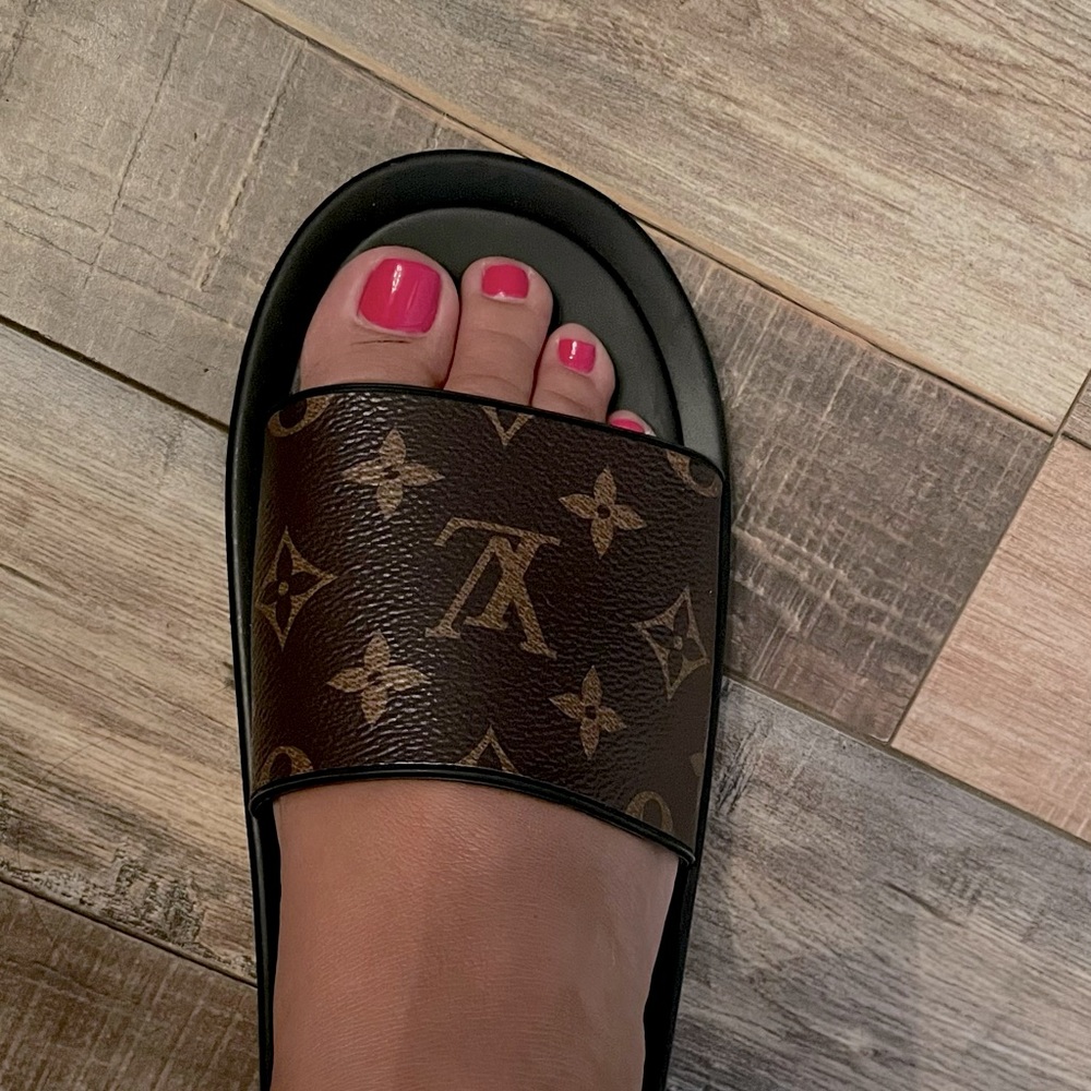 💯 authentic Louis Vuitton Slides